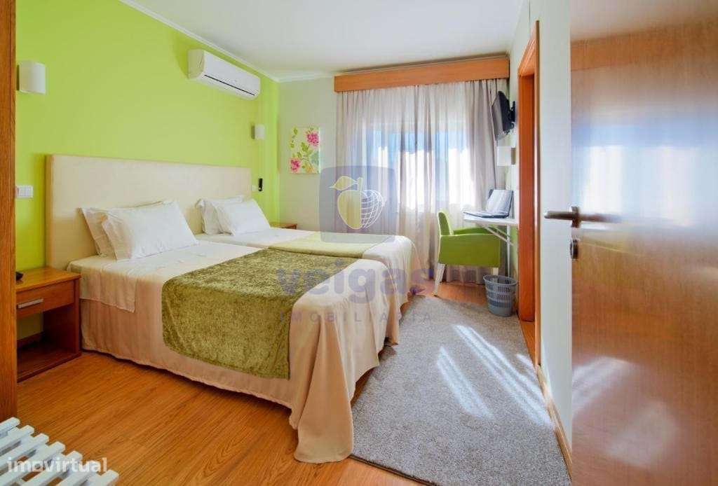 Hotel de 2 estrelas com 49 quartos, em atividade, com ocupação de 90%,-5