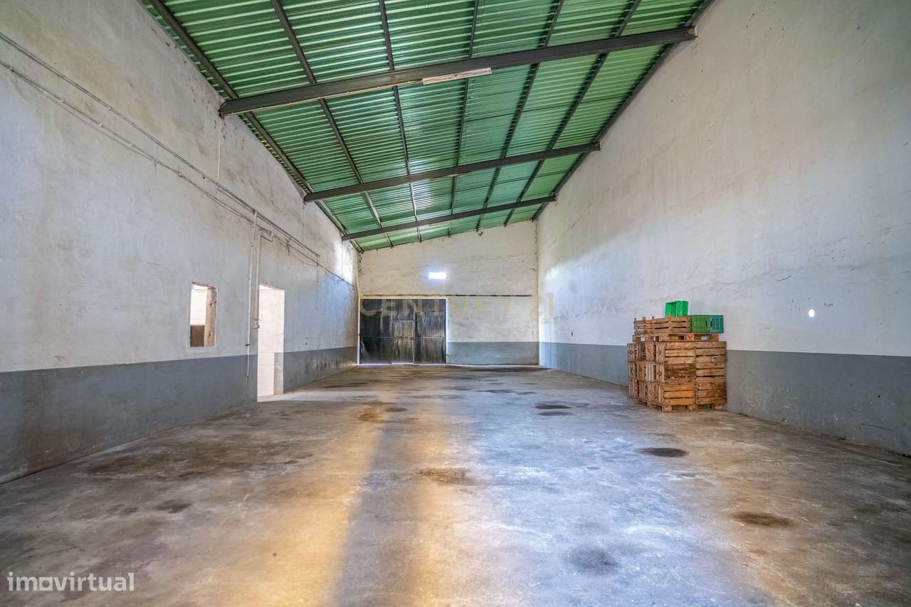 Moradia Bifamiliar com 2 Armazéns de Grande Dimensão-42