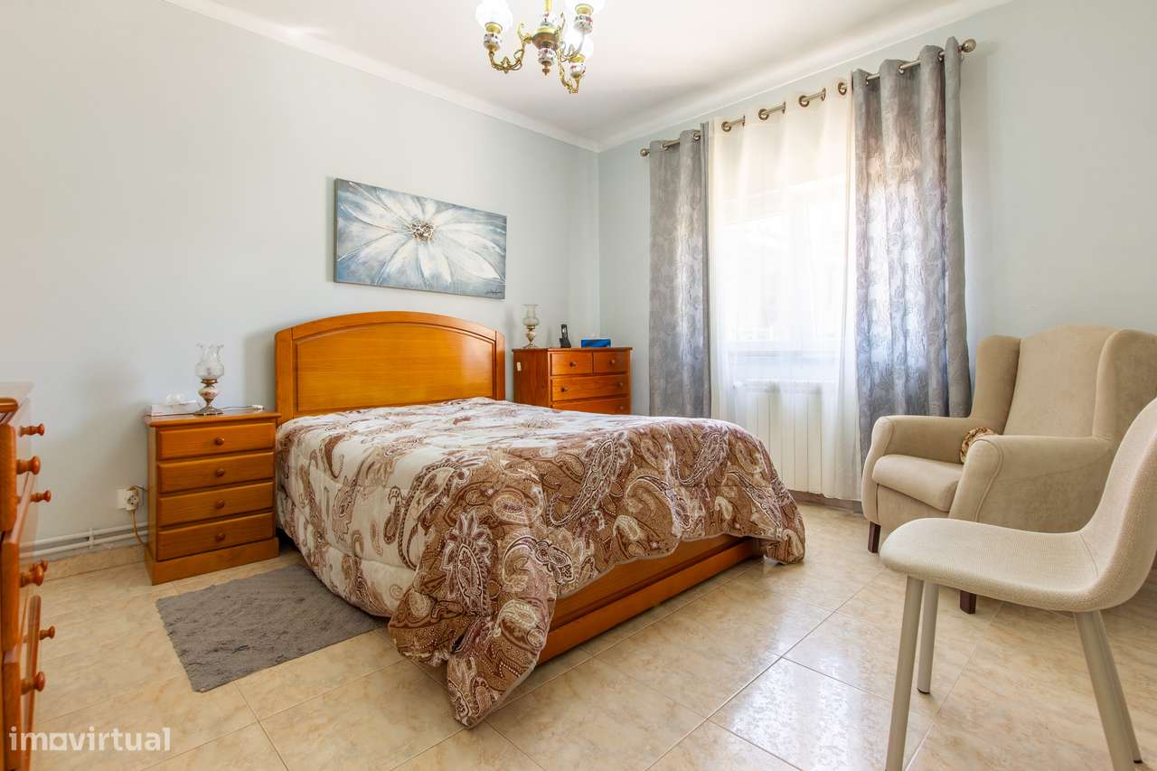 Moradia Bifamiliar com 2 Apartamentos T1 para Habitação e Rendimento-24