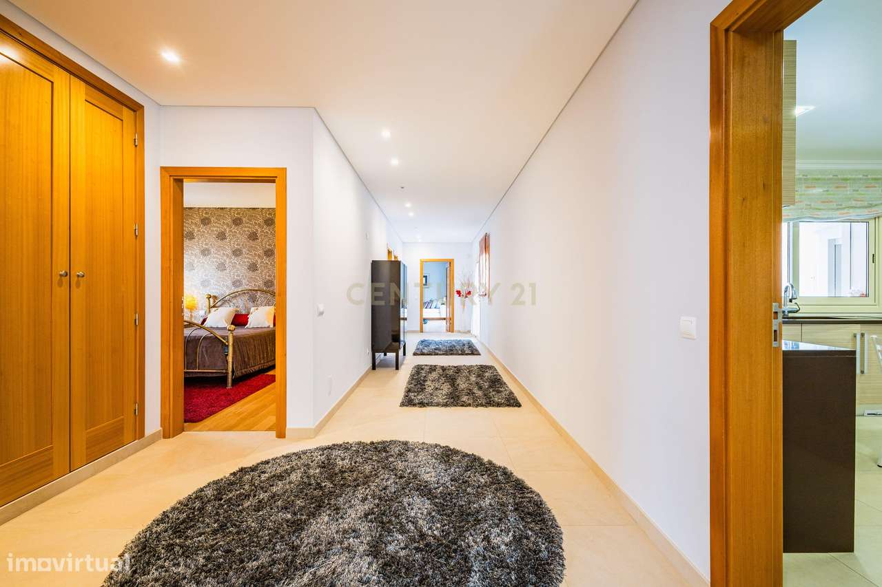 Moradia Exclusiva com Piscina, Jardim e Áreas Amplas-10