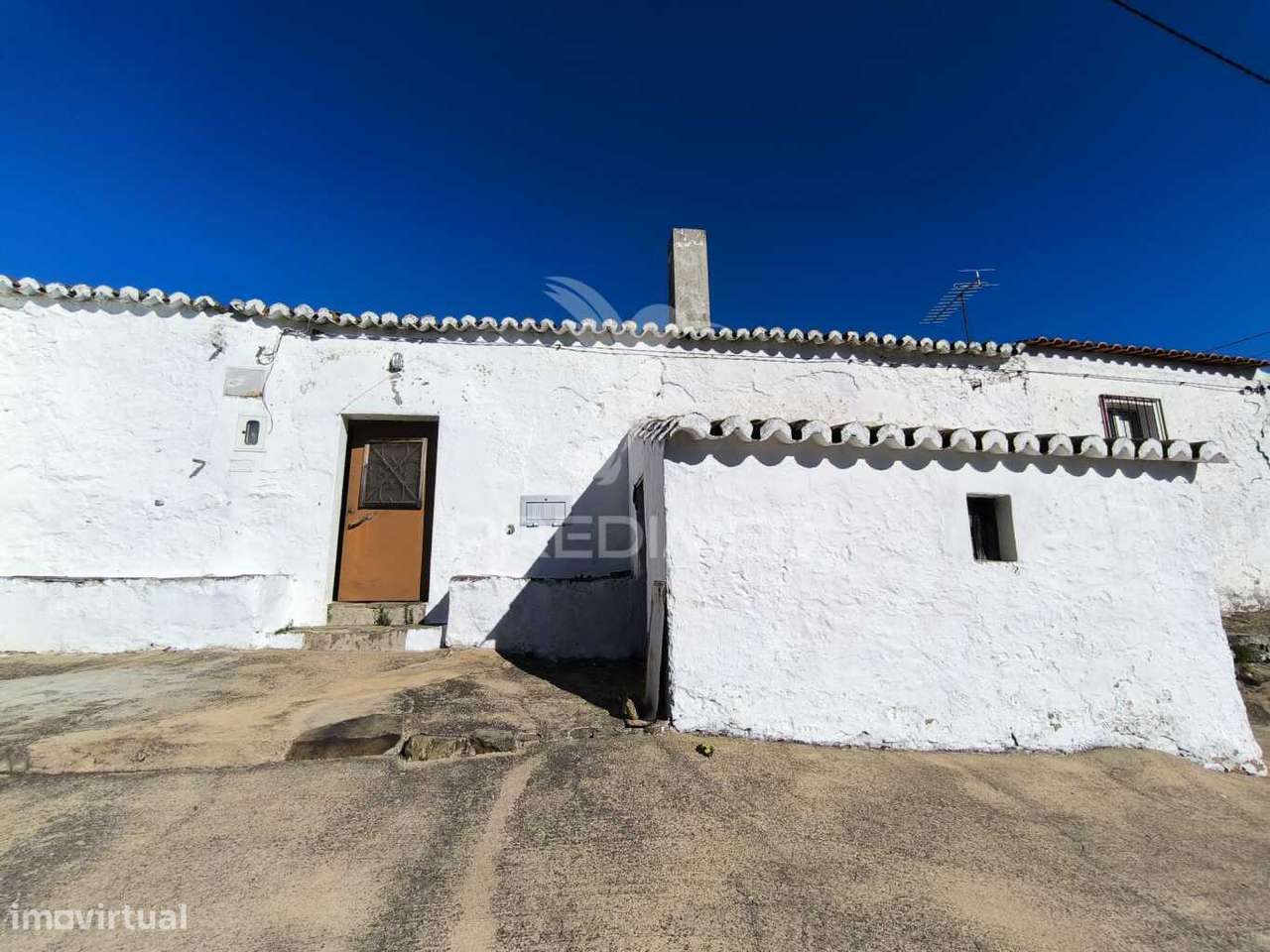 Casa tipicamente alentejana (para restaurar) com 2 quartos - Grande imagem: 2/39