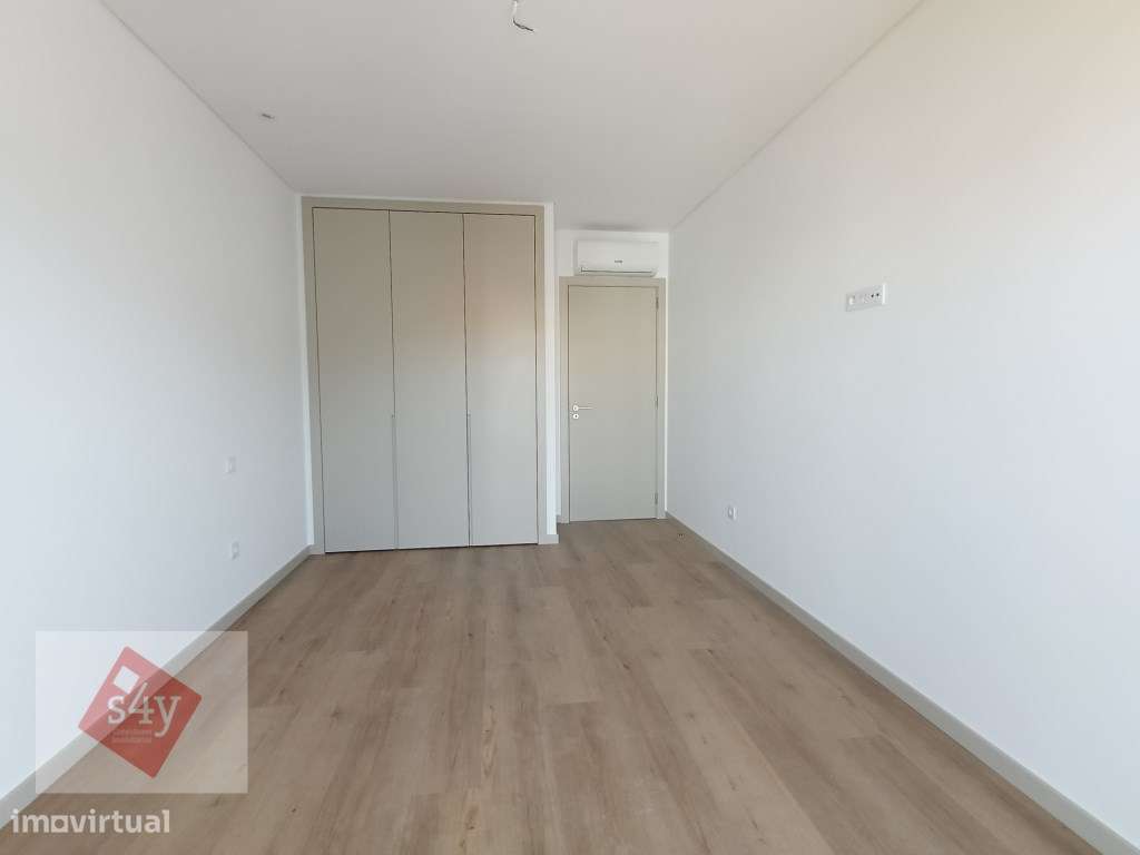 Dúplex com Terraço e Box - Novo - Montijo!-12