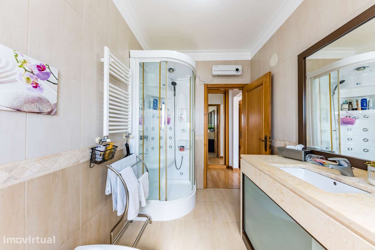 Moradia Isolada com 5 quartos| 2 Suite | Garagem e Sótão | 5m Metro-21