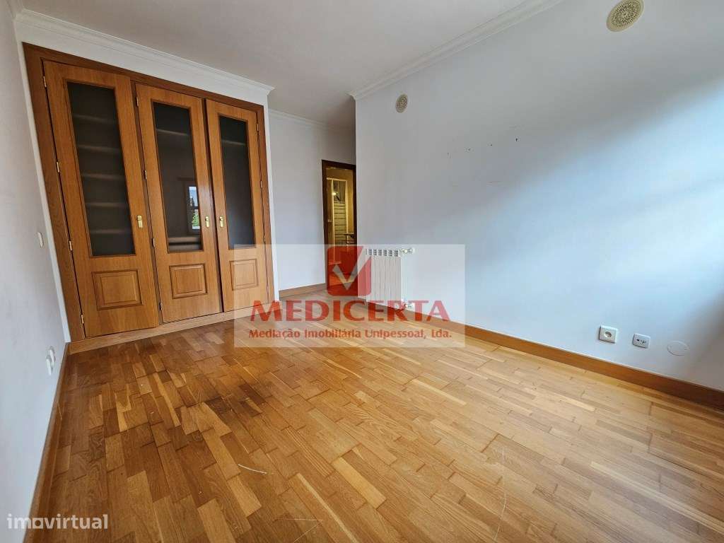 Amadora (Casas do Lago) T4 (2 Parqueamentos + Arrecadação)-22