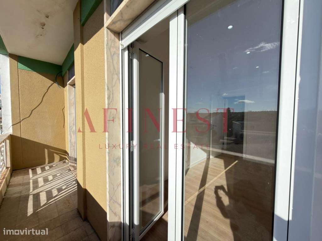 Apartamento T3 com varanda todo remodelado em Queluz-9