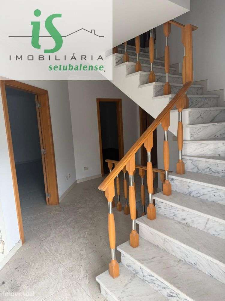 MORADIA T4 NA SOBREDA COM GARAGEM ISOLADA E TERRENO EM GAVETO.-11