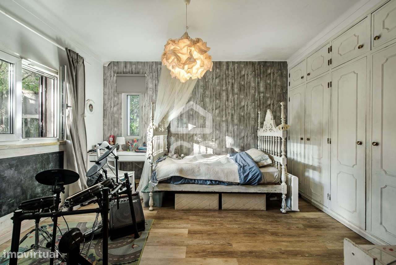 Moradia T4 independente com piscina e terreno em Alcantarilha-15