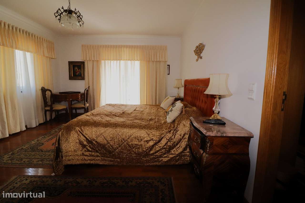 Moradia T4 com Piscina, Cave Ampla-29