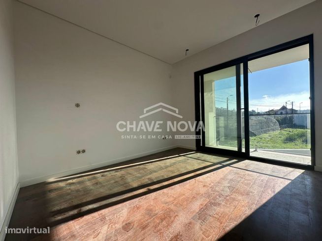 Moradia V4 Geminada com Piscina em Espinho-12
