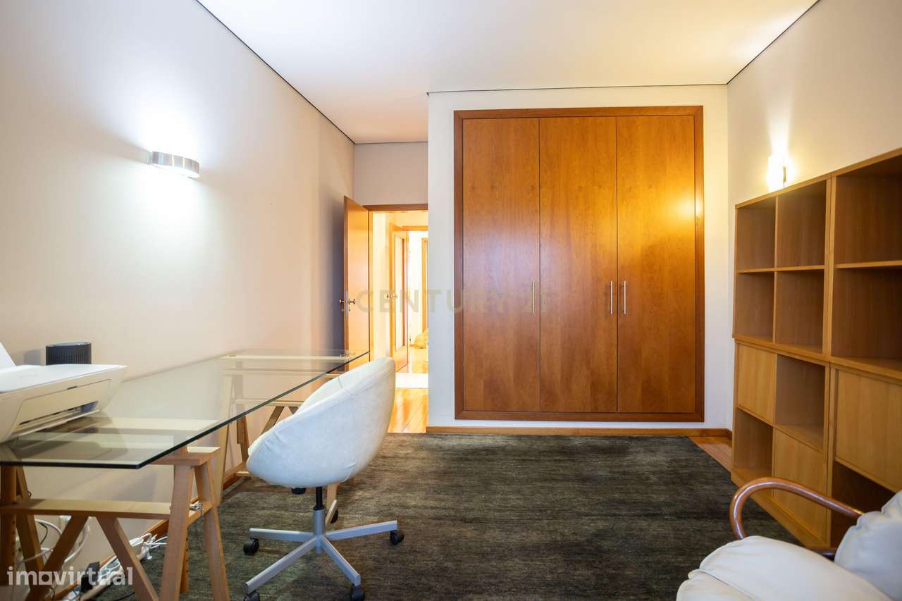 Um Apartamento com Alma de Moradia ; T3+1 + Terraço de 143 m²-25