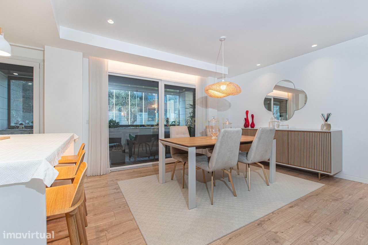 T4 Exclusivo com Terraço e Box para 2 Carros no Jardim da Amoreira-4