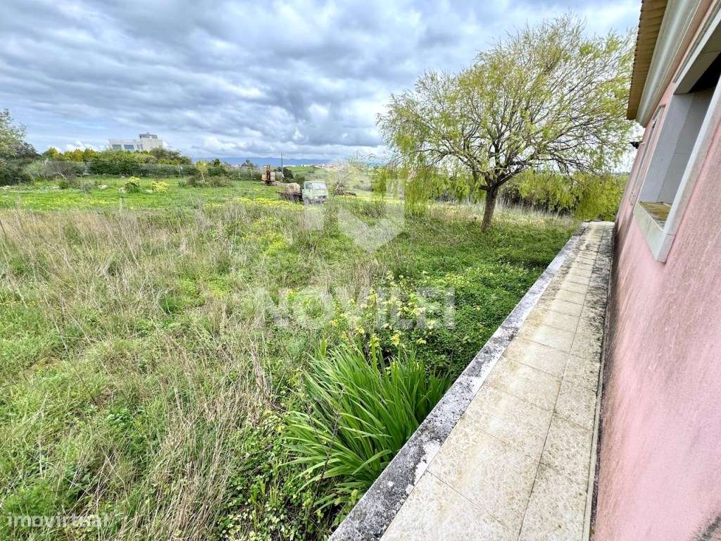 Moradia isolada T3 de cave e rés do chão próxima da Nazaré.-12