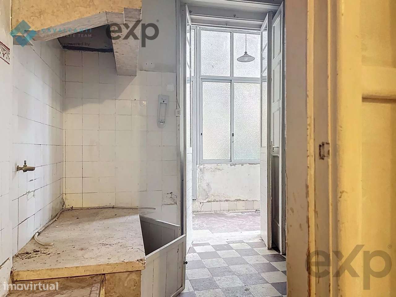 T3 com charme e logradouro Para Remodelar – Lisboa-30