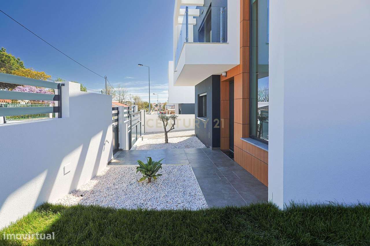 Moradia T4 em Charneca de Caparica, Almada-50