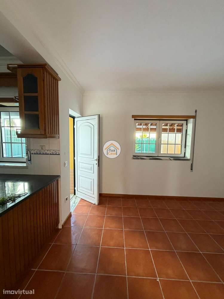 Moradia T4 no centro de Cantanhede com dois pisos e terraço.-23