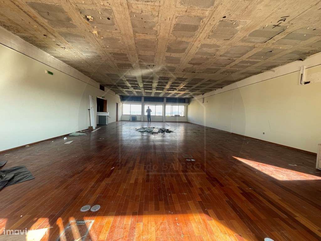 Prédio Urbano no Centro da Maia Potencial para Serviços ou Habitação-10