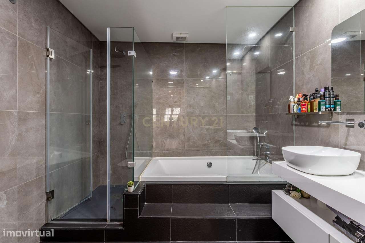 Procura espaço e conforto? Veja este T4 Duplex-26