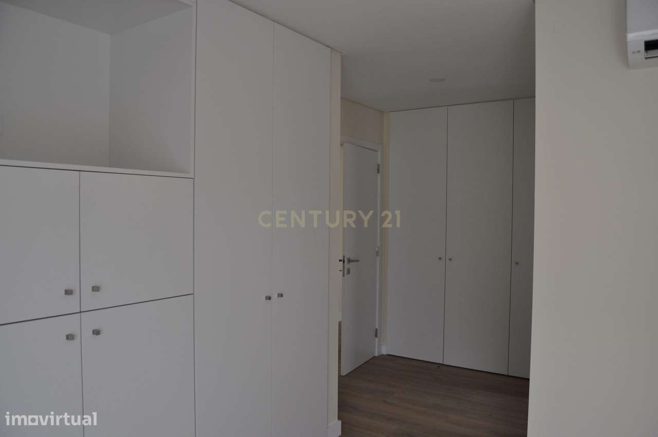 Moradia T4+1 Contemporânea com Piscina-20