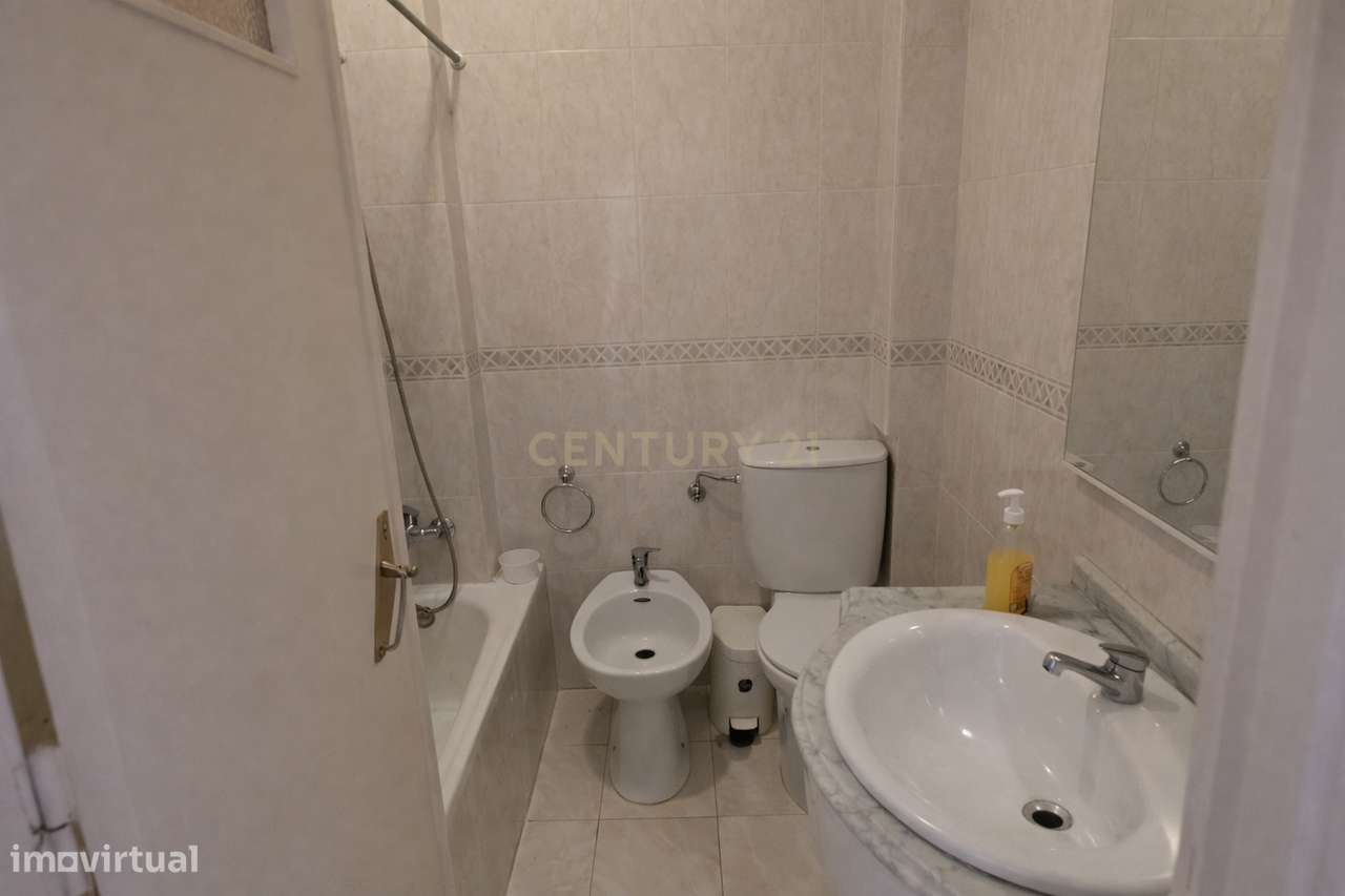 Apartamento T2 com Marquise e Excelente Potencial | Damaia de Cima – A-30