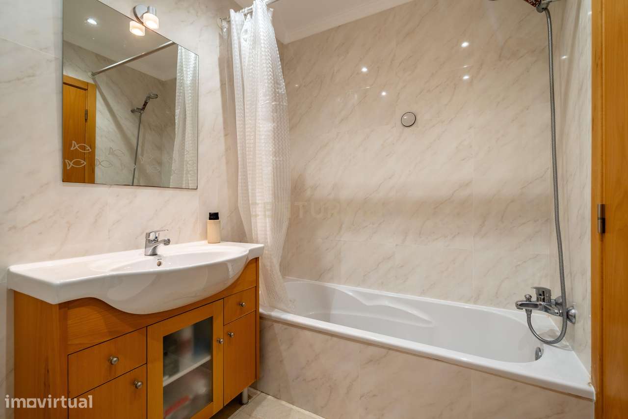 Excelente apartamento T2 com varanda ampla, piscina e campo de ténis.-12