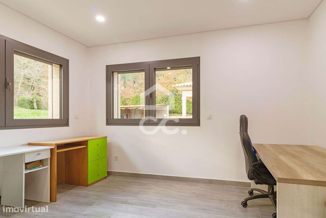 Moradia Térrea de Luxo com Cave | Conforto, Eficiência e Espaço Exteri-17