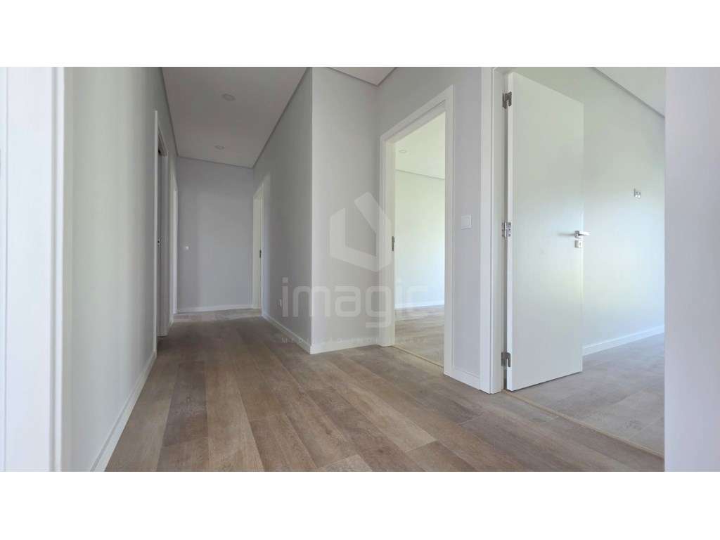 MORADIA T4 TÉRREA NOVA em SANTO ISIDORO-13