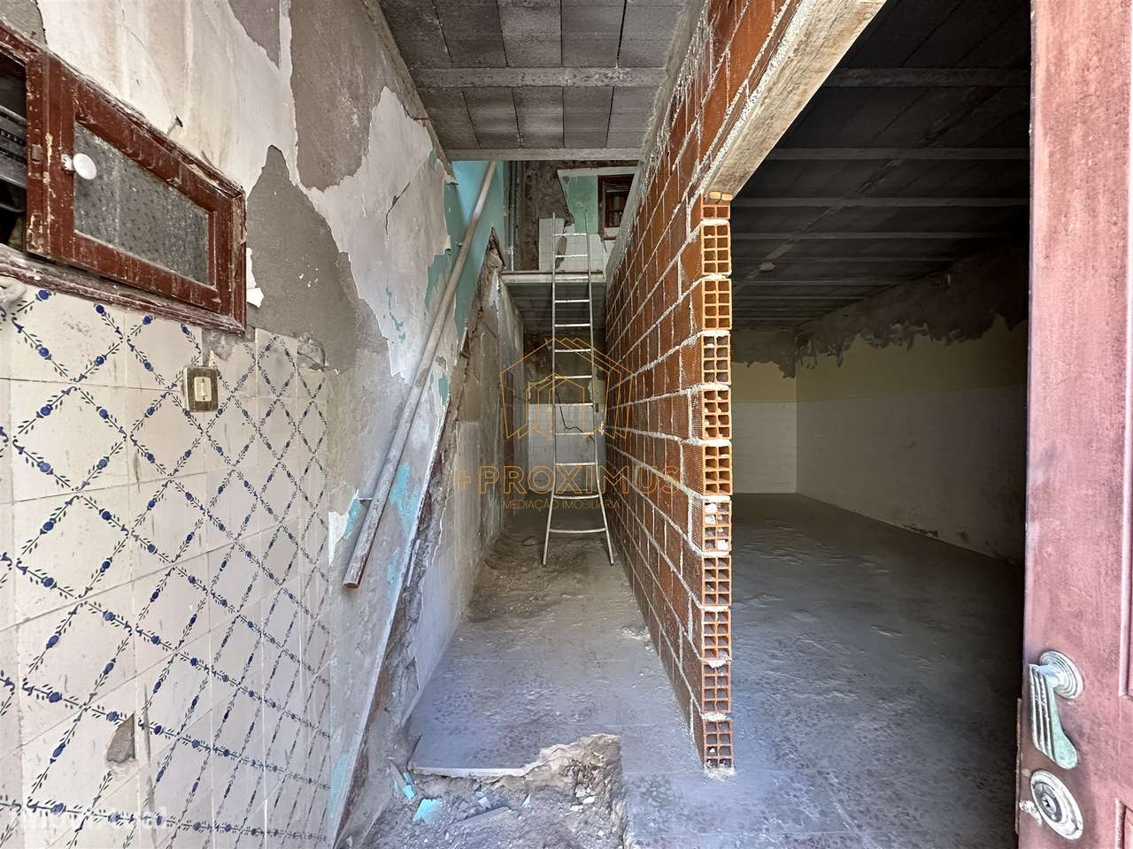 Moradia p/ restaurar c/ vista mar-10