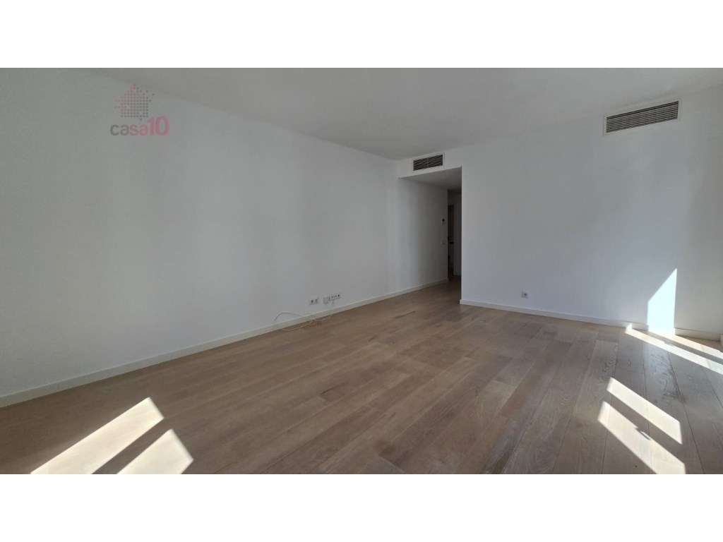 Excelente T1 para venda no Palácio Mesquitela, Chiado-1