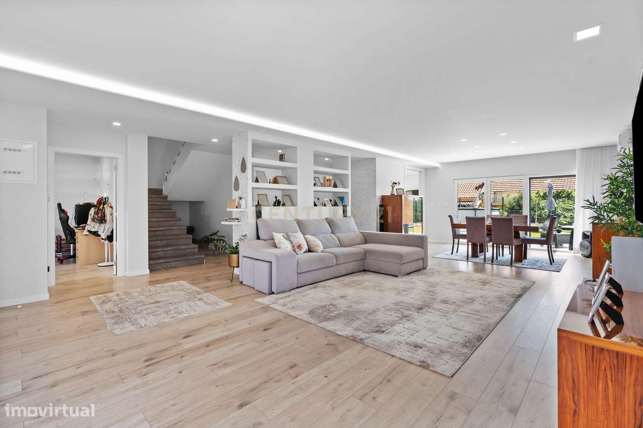 Moradia Geminada T5 com Cave, Jardim e Estacionamento localizada no Va - Grande imagem: 5/52