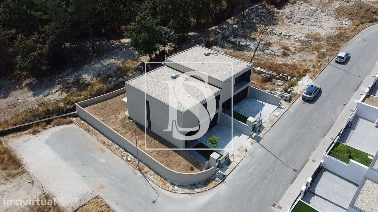 Vivendas T3, gaveto em banda situada em Lanhoso- Póvoa de Lanhoso - Grande imagem: 4/54