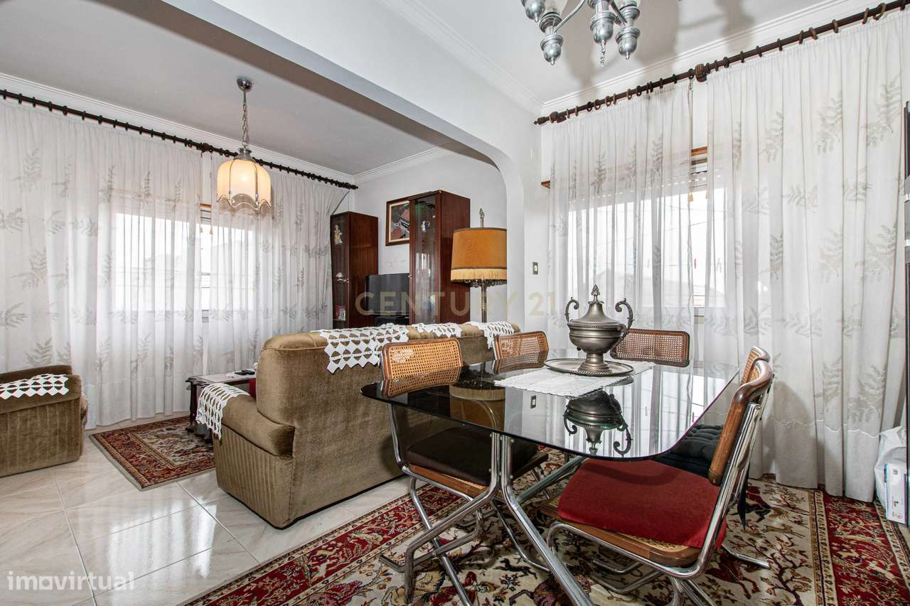 Moradia dividida em 3 apartamentos t2 , entradas independentes e mais - Grande imagem: 2/17