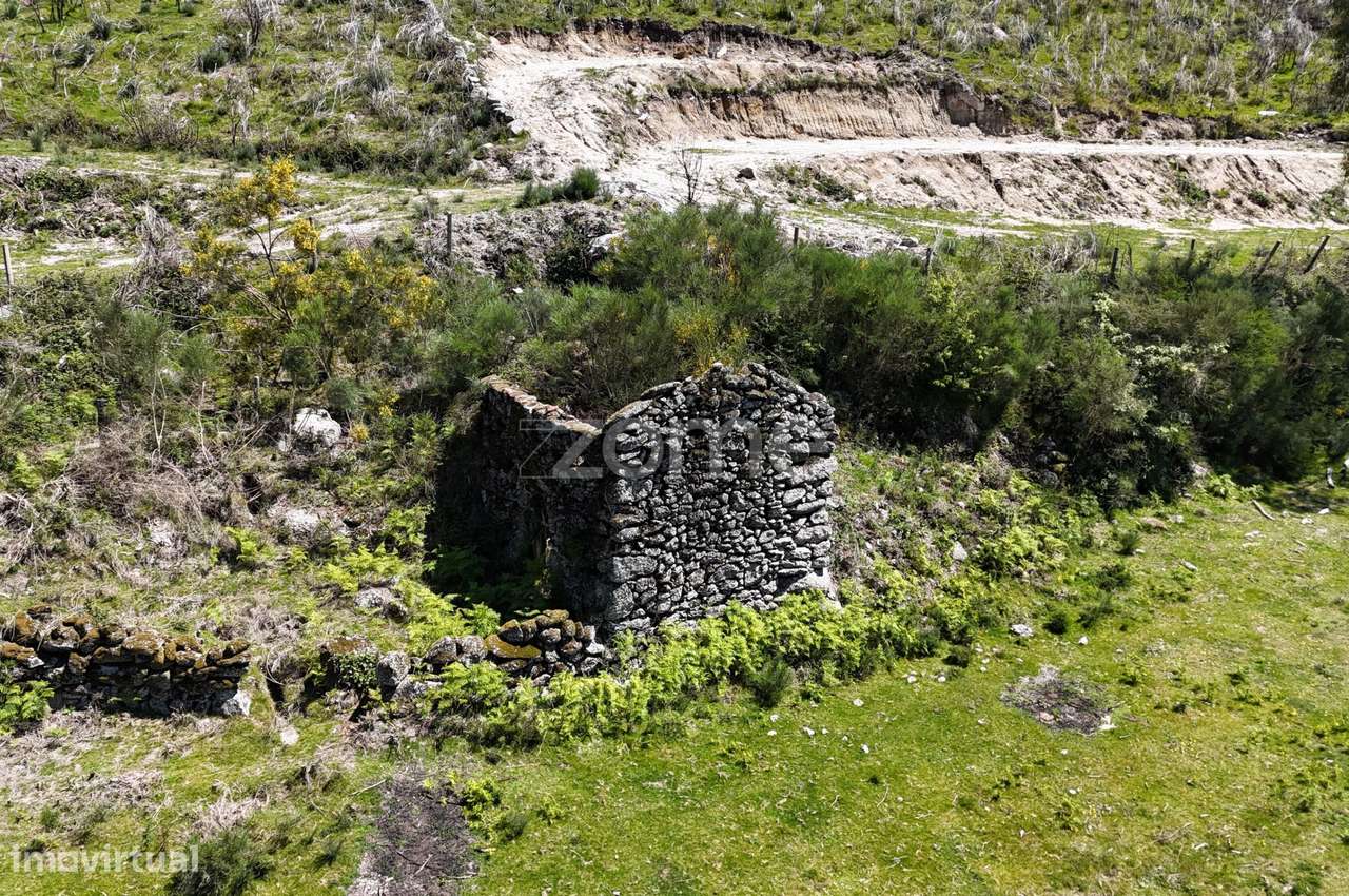 Terreno c/ruina Mixões da Serra-6