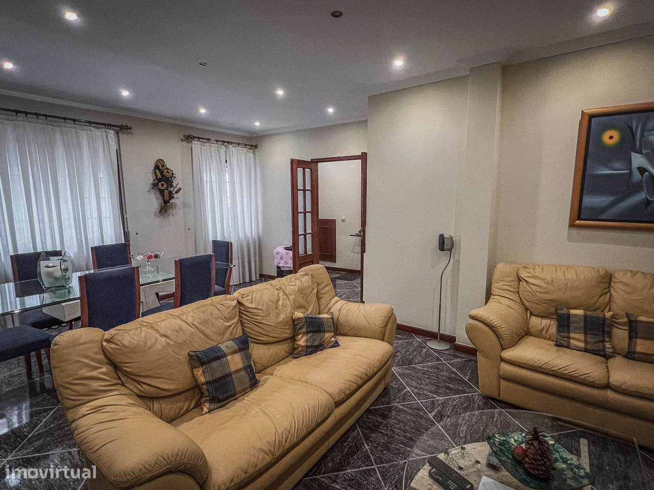 Moradia T4 no Centro de Santo Tirso com Terraço e Jardim-5