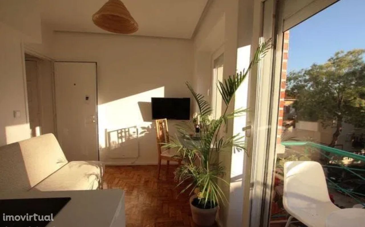Encantador Apartamento T1 Mobiliado com Varanda em Alvalade: O Seu Lar