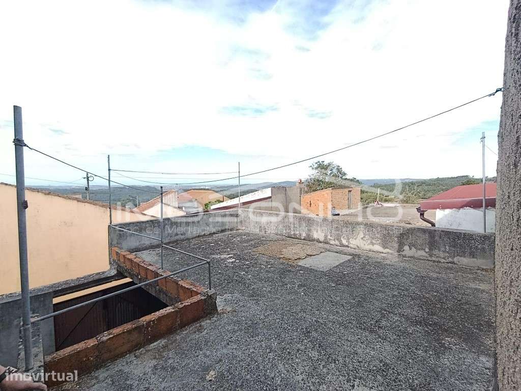 Moradia para Restaurar com Pátio, Garagem e Terraço-21