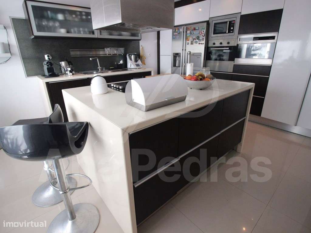 Contemporânea Moradia T4-9