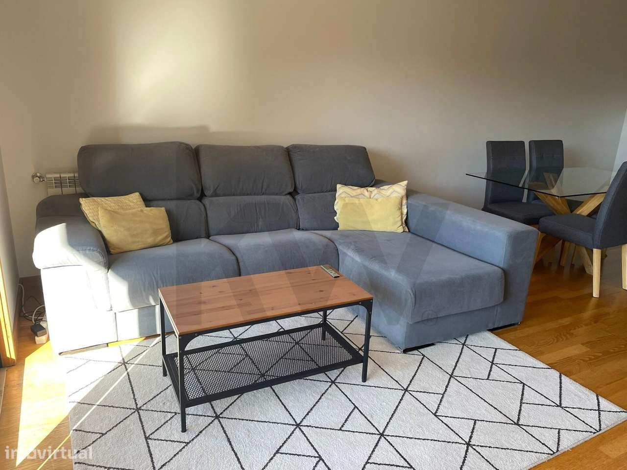 Apartamento T2 Mobilado com Garagem Dupla no Coração do Porto - Grande imagem: 2/19