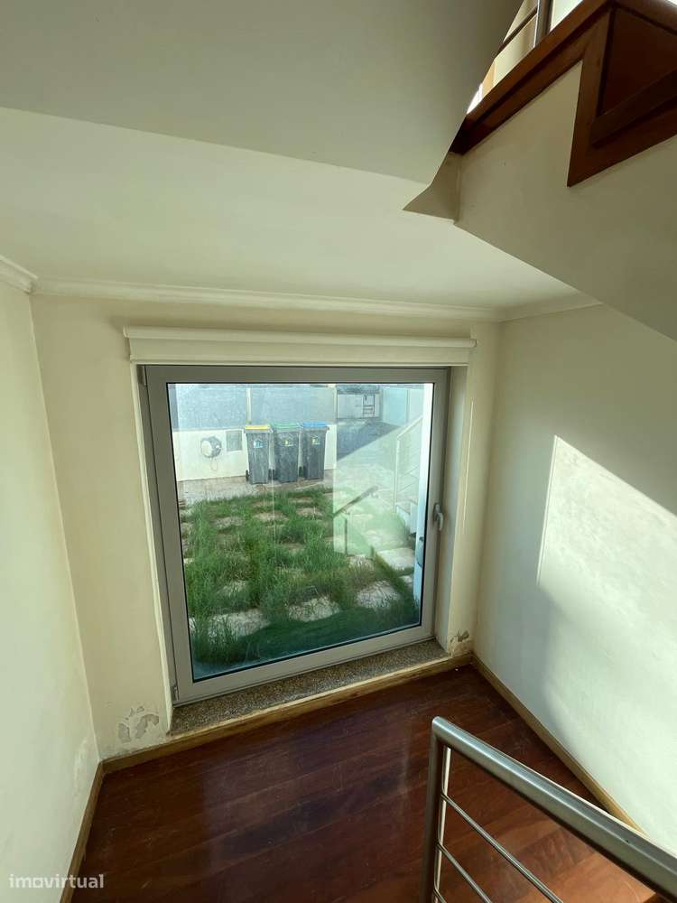 Geminada com piscina, garagem e terraço em Canidelo-9