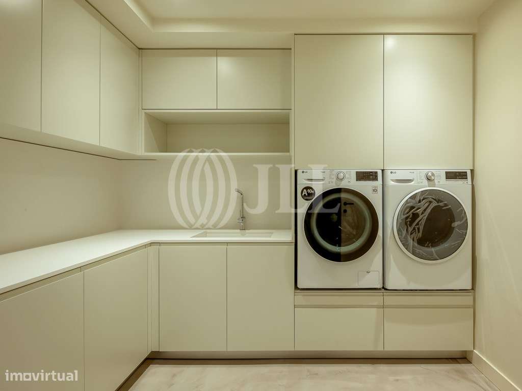 Moradia T3+1 com jardim, piscina e garagem, no Estoril-36
