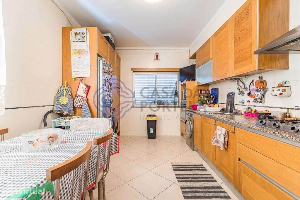 Apartamento T4 com 2 lugares de estacionamento, arrecadação e dois ter-1