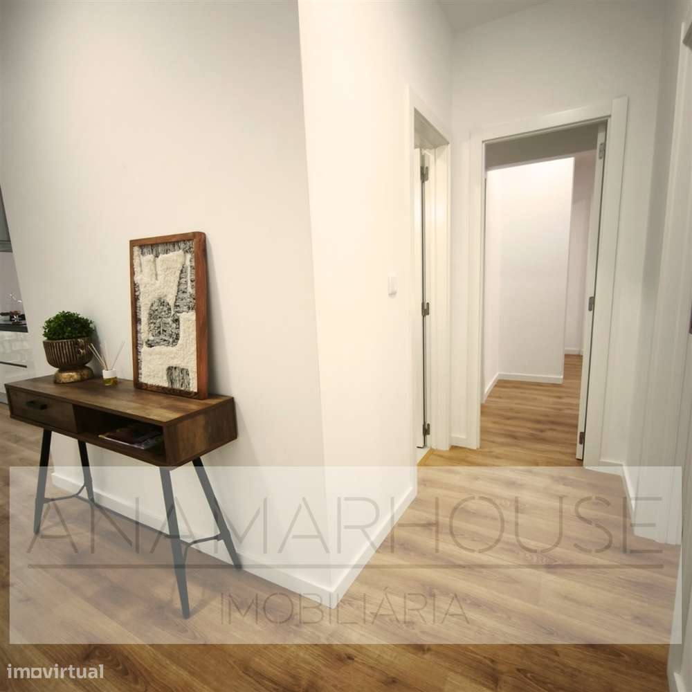 T3 Totalmente Remodelado com Home Staging | Varanda 10m² | Excelente L - Grande imagem: 4/28