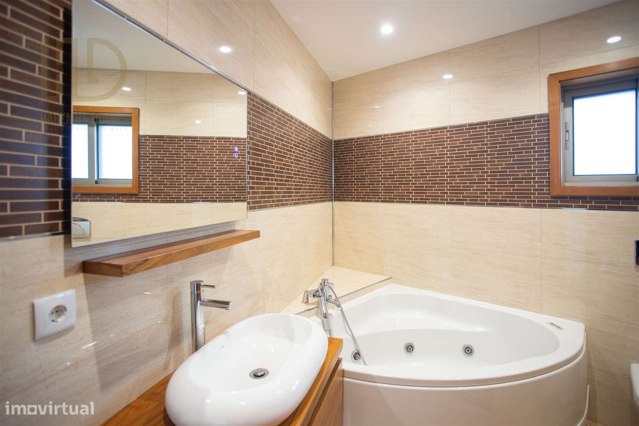 Moradia T3+1 de Luxo com 405m2 , renovada e Independente a 200 Metros-30