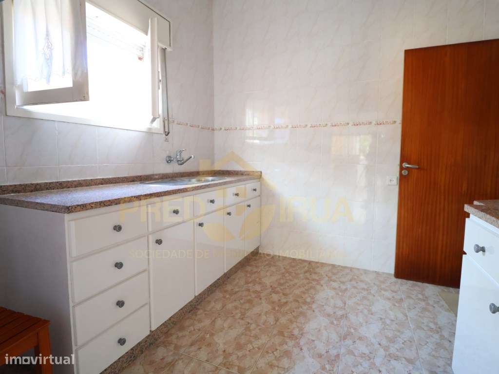 EXCELENTE MORADIA TERREA COM TERRENO E ANEXOS ARCOZELO-17