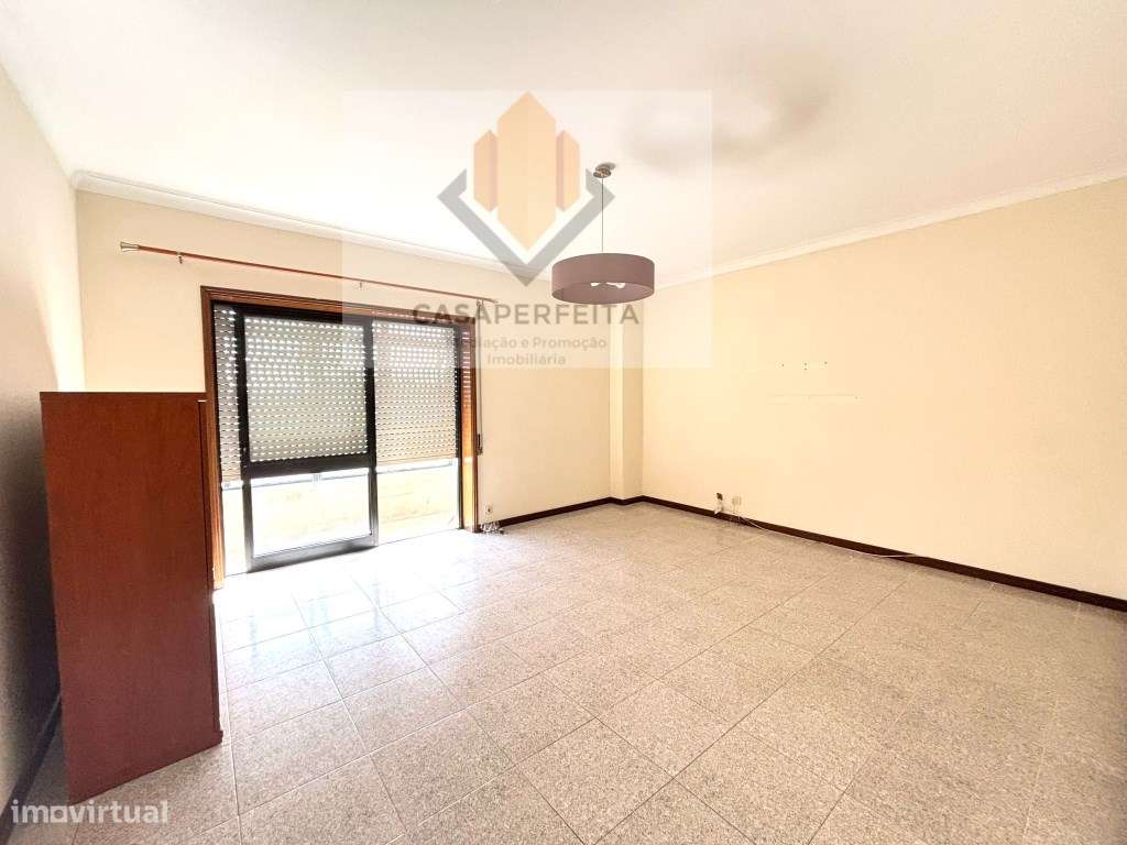 Apartamento T2 com Varanda Fechada e Lugar de Garagem - Junto ao El...-5
