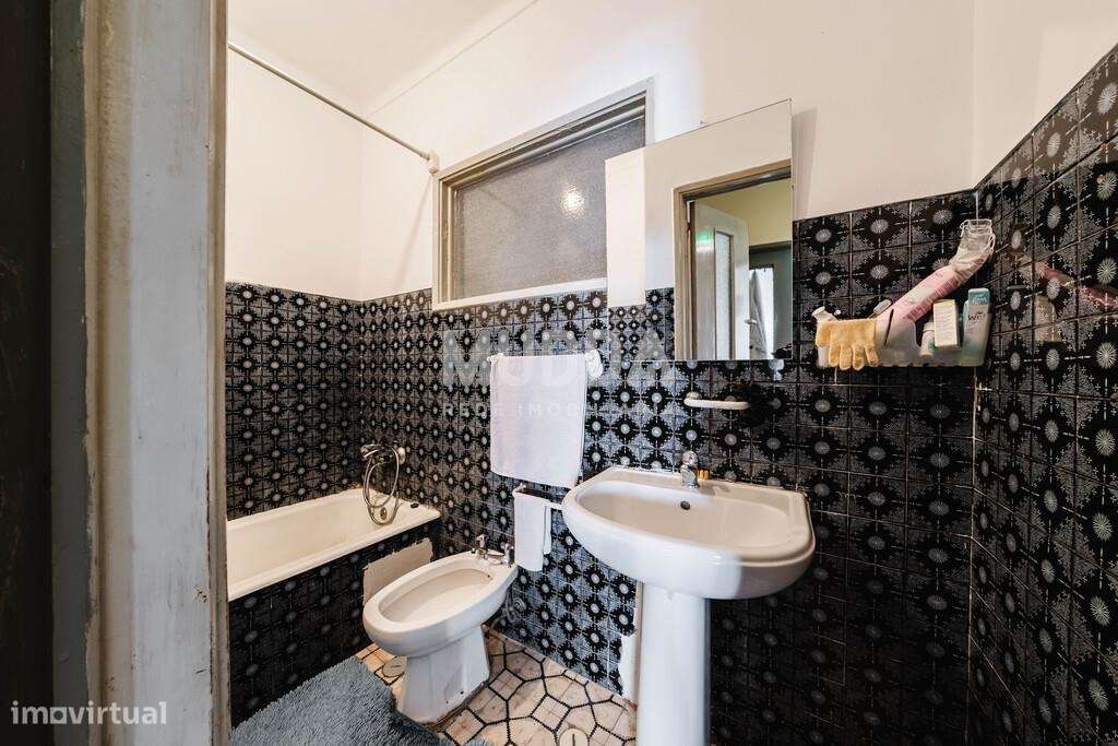 Excelente oportunidade no centro da Amadora: Apartamento T2 com locali-5