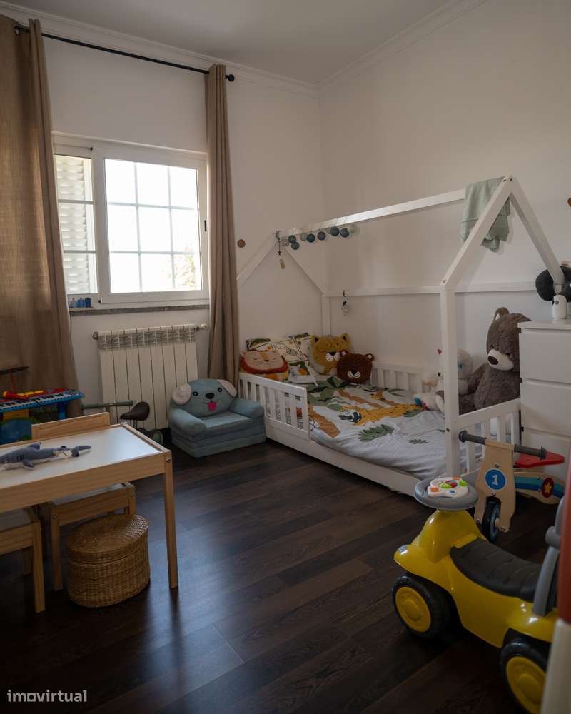 Moradia Bifamiliar Duplex com Garagem, e Quintal Privado em  Foz Côa-29