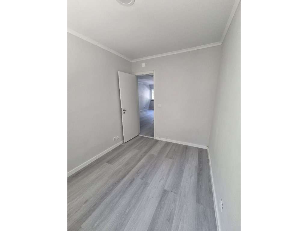 Apartamento T2 renovado em Benfica-14