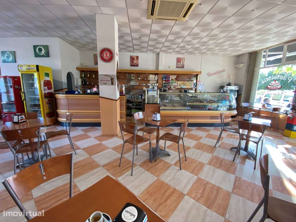 Café com duas esplanadas, na avenida principal de São Brás de Alpor... - Grande imagem: 5/13