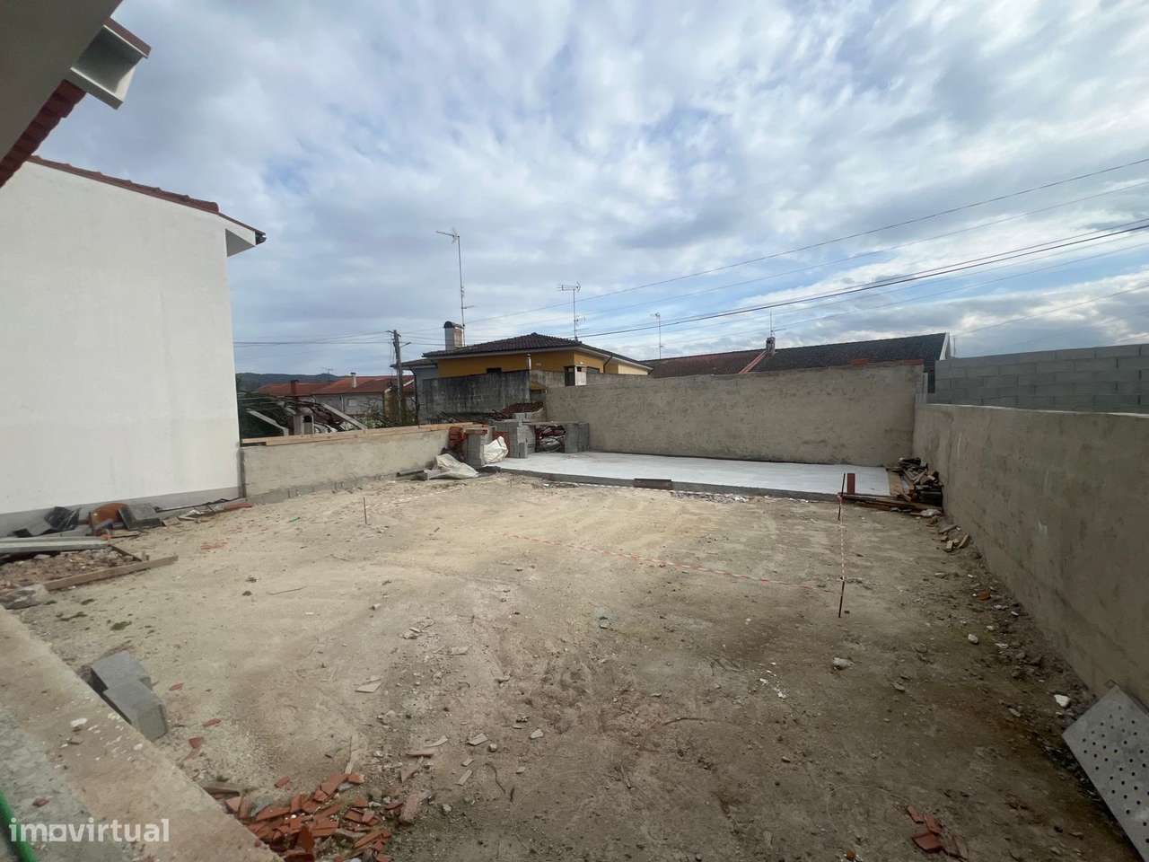 Moradia T4 em Fase Final de Construção com Piscina — Centro de Chaves-5