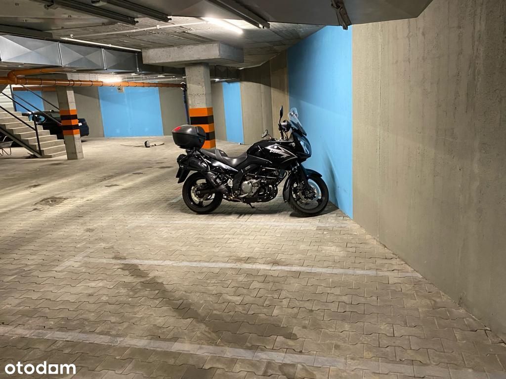 Miejsce postojowe na Motocykl w hali garażowej